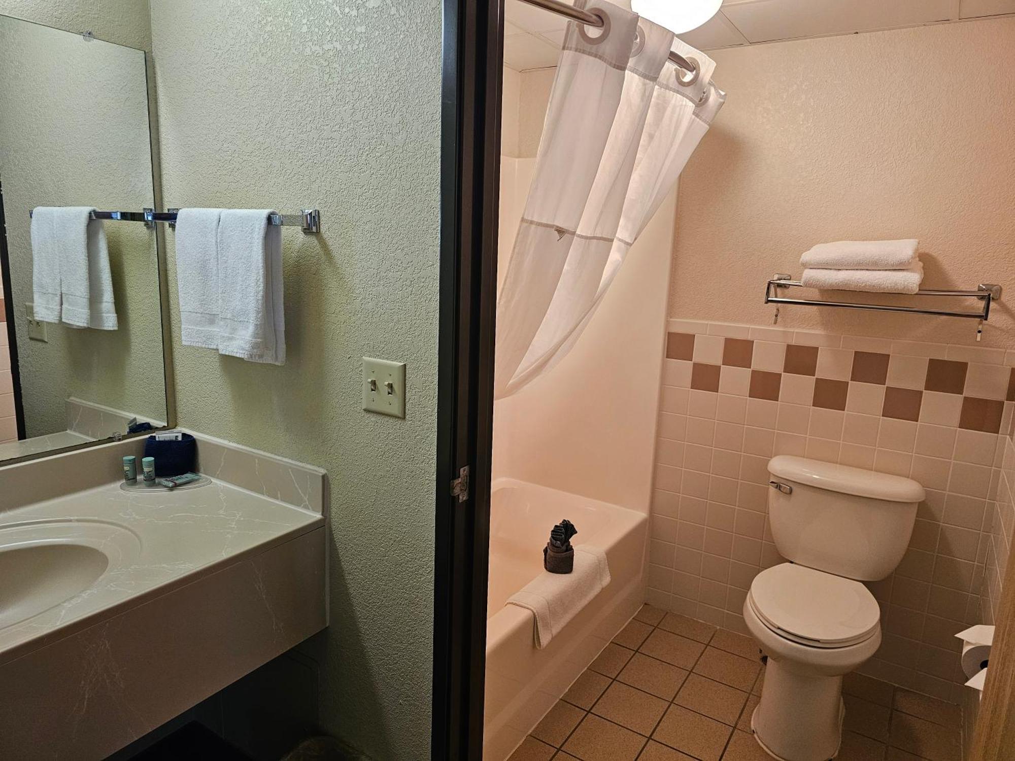 Russell Fossil Creek Hotel & Suites מראה חיצוני תמונה