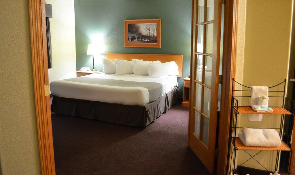 Russell Fossil Creek Hotel & Suites מראה חיצוני תמונה