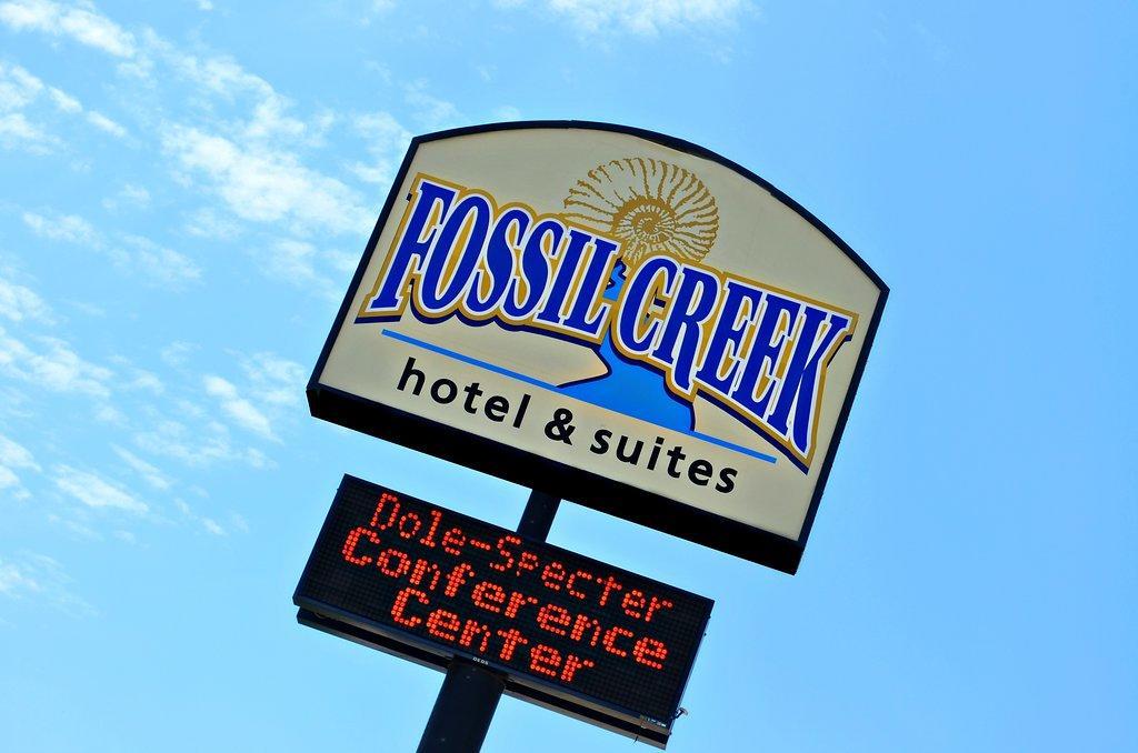Russell Fossil Creek Hotel & Suites מראה חיצוני תמונה