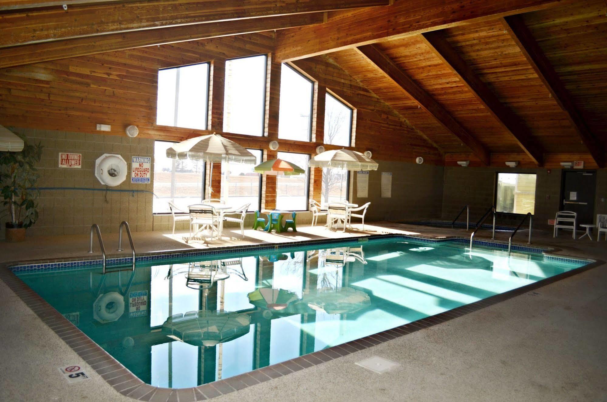 Russell Fossil Creek Hotel & Suites מראה חיצוני תמונה