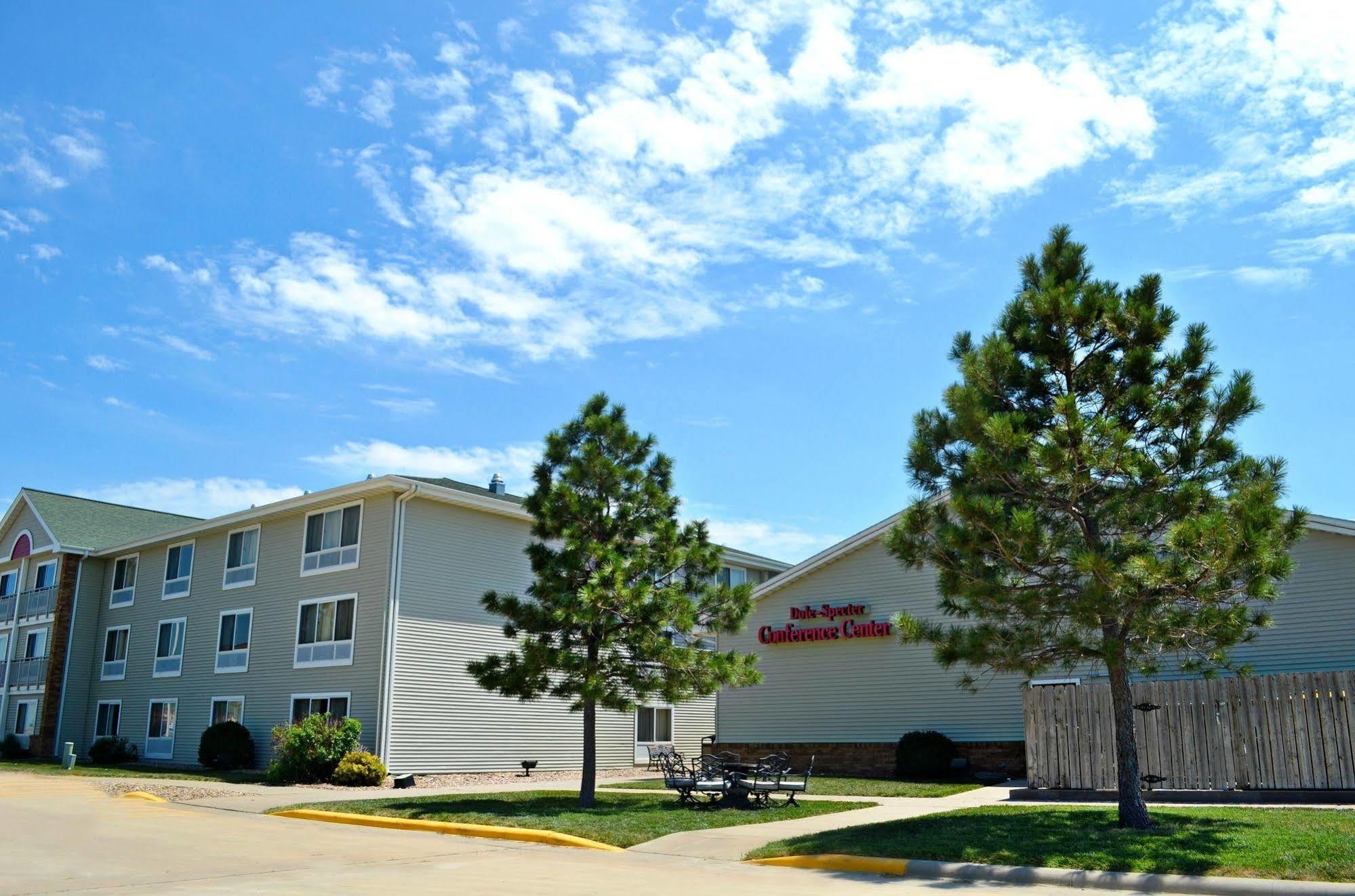 Russell Fossil Creek Hotel & Suites מראה חיצוני תמונה